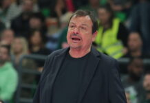 Αταμάν για Χολμς: Κοιμόταν στο παρκέ, δεν κουνιόταν