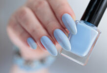 Baby Blue nails: Τα σχέδια που θα σας χαρίσουν το πιο ρομαντικό μανικιούρ