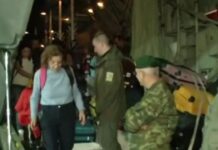 Επέστρεψαν 91 Έλληνες με C-130 από το Άμπου Ντάμπι – Συγκινητικές στιγμές στο αεροδρόμιο της Ελευσίνας