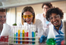 Πέρα από το πείραμα: πώς η κοινωνική και συναισθηματική μάθηση αλλάζει το μάθημα των Φυσικών Επιστημών