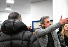 Τέμπη: Οργή συγγενών και δικηγόρων στη δίκη της σιδηροδρομικής τραγωδίας – Τέσσερις διακοπές και γιουχαΐσματα