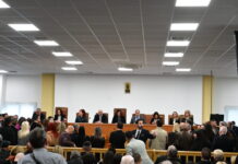 Η δίκη για την τραγωδία των Τεμπών δεν ξεκίνησε ποτέ: 4 διακοπές, εντάσεις, ταλαιπωρία και μια αίθουσα παντελώς ακατάλληλη