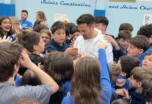 Κωνσταντίνος Αργυρός: Τον έπνιξαν στις αγκαλιές τα παιδιά του Ελληνικού σχολείου στο Σικάγο