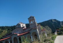 Ροπωτό Τρικάλων: Η εκκλησία που γέρνει 17 μοίρες και μαγεύει τουρίστες και ξένα ΜΜΕ