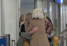 Χαμόγελα ανακούφισης στο «Ελ. Βενιζέλος» για όσους επιστρέφουν από τη Μέση Ανατολή