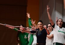 Η Σελέν Ερντέμ έδωσε το δικό της σόου με την πατερίτσα της στο Ολυμπιακός – Παναθηναϊκός