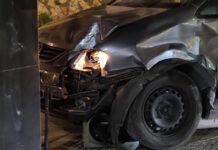 Αυτοκίνητο έπεσε σε καφετέρια στα Εξάρχεια – Ένας ελαφρά τραυματίας