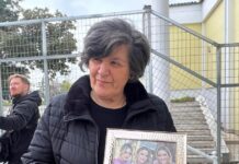 Τέμπη: Συγκλονίζει η γιαγιά των τριών κοριτσιών της οικογένειας Πλακιά – Στο δικαστήριο με κορνίζα των εγγονών της