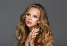 Έχετε καστανά μαλλιά; Έτσι θα κάνετε upgrade στο χρώμα τους για την άνοιξη