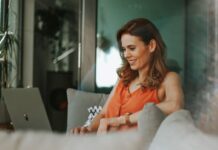 Έρευνα: Πώς η υβριδική εργασία ενισχύει την καριέρα των γυναικών – Το 77% δεν θα δεχόταν δουλειά χωρίς ευελιξία