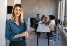 Δουλειά: Όταν νιώθουμε ελκυστικοί, μοιραζόμαστε πιο άνετα ιδέες;