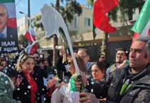 Σαμπάνιες και μουσική έξω από την πρεσβεία του Ιράν στην Αθήνα – Ξέφρενοι πανηγυρισμοί για τον θάνατο του Χαμενεΐ