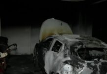 Θεσσαλονίκη: Κάηκε ολοσχερώς αμάξι σε πολυκατοικία, ζημιές και σε δύο δίκυκλα