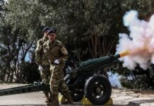 25η Μαρτίου: Εντυπωσιακές εικόνες από τη ρίψη 21 κανονιοβολισμών στον Λυκαβηττό