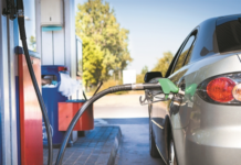 Το πρώτο κύμα αυξήσεων στα καύσιμα από τον πόλεμο στο Ιράν – Πόσο ακρίβυναν βενζίνη, ντίζελ κίνησης και θέρμανσης