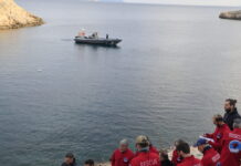 Βουλιαγμένη: Απεγκλώβισαν δύτη στα Λιμανάκια