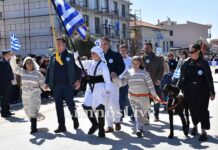 25η Μαρτίου: Μαθήτρια Ειδικού Σχολείου στη Λήμνο έκανε παρέλαση με τον σκύλο – βοηθό της