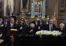 Κηδεία Μαρινέλλας: Συντετριμμένη η οικογένεια της στο «τελευταίο αντίο»