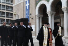 Κηδεία Μαρινέλλας: Στο παρεκκλήσι της Μητρόπολης η σορός της μεγάλης τραγουδίστριας – Πλήθος κόσμου στο λαϊκό προσκύνημα