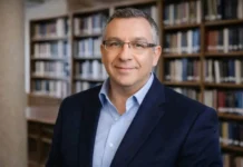 Εθνική αναγνώριση για την καινοτομία στην εκπαίδευση: Ο Διακεκριμένος Εκπαιδευτικός Μάριος Παπαευσταθίου τιμάται για το έργο του