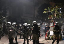 Εξάρχεια: Επίθεση με πέτρες κατά διμοιρίας ΜΑΤ – 114 προσαγωγές