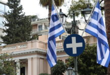 Το Μαξίμου βάζει τέλος στις συζητήσεις για πρόωρες εκλογές, αλλά τα αντίθετα σενάρια φουντώνουν