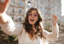 Milky brunette: Η πιο cool καστανή απόχρωση της άνοιξης