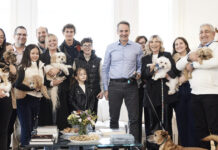 Συνάντηση Μητσοτάκη με Έλληνες που επαναπατρίστηκαν από τη Μέση Ανατολή μαζί με τα ζώα συντροφιάς τους