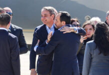 Θερμή υποδοχή Χριστοδουλίδη σε Μητσοτάκη και Μακρόν: Οι εναγκαλισμοί και τα χαμόγελα στην Πάφο