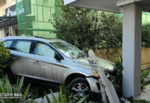 Τροχαίο στο Ναύπλιο: Αυτοκίνητο «καρφώθηκε» σε εξωτερικό χώρο πολυκατοικίας