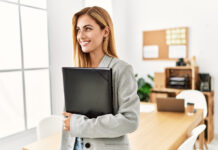 Gen Z: Πιο αισιόδοξες για το μέλλον οι νέες γυναίκες;