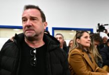 Δίκη για τα Τέμπη: «Θα σε σκίσω με τα χέρια μου. Αλήτη» ξέσπασε η οικογένεια Πλακιά – «Να μας πείτε τι μετέφερε το φορτίο!» φώναζε η Καρυστιανού