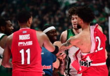 Χαμός στο Παναθηναϊκός – Ολυμπιακός: Στα χέρια Ναν και Ντόρσεϊ, σκίστηκε η φανέλα του γκαρντ των Πειραιωτών