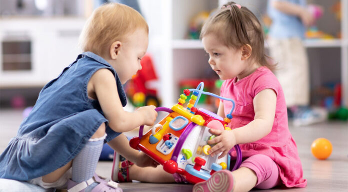 Τι να κάνω αν το παιδί μου αρπάζει παιχνίδια από άλλα παιδιά;