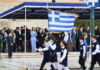 25η Μαρτίου: Μαθητική παρέλαση στο Σύνταγμα – Πλήθος κόσμου παρά τον βροχερό καιρό