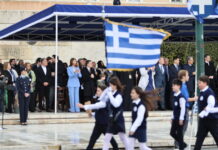 25η Μαρτίου: Μαθητική παρέλαση στο Σύνταγμα – Πλήθος κόσμου παρά τον βροχερό καιρό