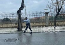 25η Μαρτίου στα Χανιά: Παρέλασε μόνος του μετά την ακύρωση των εορτασμών λόγω της κακοκαιρίας – Δείτε βίντεο