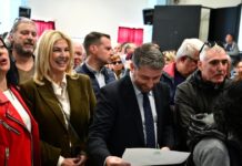 ΠΑΣΟΚ: Στις κάλπες για την εκλογή συνέδρων σε κλίμα εσωστρέφειας – Ψήφισαν Νίκος Δούκας, Χάρης Δούκας και Άννα Διαμαντοπούλου