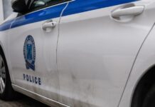 Πειραιάς: 20χρονος χωρίς δίπλωμα παρέσυρε γυναίκα και χτύπησε αυτοκίνητα, μια μηχανή και ένα μαγαζί