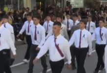 Πύργος: Μαθητές παρέλασαν με μαύρες κορδέλες για τον συμμαθητή τους που σκοτώθηκε πέφτοντας από μπαλκόνι