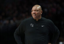 Ντοκ Ρίβερς για Γιάννη Αντετοκούνμπο: «Ακόμα δεν είναι υγιής»