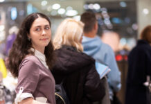 Τι αποκαλύπτει η ψυχολογία όταν αφήνετε κάποιον να περάσει μπροστά σας στο ταμείο