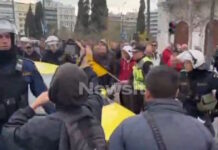 Σύνταγμα: Απεργοί επιτέθηκαν σε οδηγό ταξί που δούλευε, τον έβρισαν και του πέταξαν καφέδες – Δείτε βίντεο