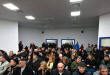 Δίκη για τα Τέμπη: Face control και αυξημένες θέσεις στη δικαστική αίθουσα μετά τις αντιδράσεις των συγγενών των θυμάτων της τραγωδίας