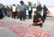 Τέμπη: Διαδηλωτές έβαψαν με κόκκινη μπογιά τα ονόματα των νεκρών