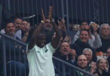 Ο Ανδρέας Τετέι πήγε στα αποδυτήρια του Παναθηναϊκού και αντάλλαξε φανέλες με τον Κέντρικ Ναν