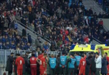 Ο προπονητής της Τουρκίας U21 κατέρρευσε εν ώρα ποδοσφαιρικού αγώνα και μεταφέρθηκε στο νοσοκομείο