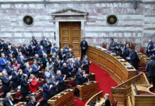 Πυρά της αντιπολίτευσης για την «εμπλοκή» της Ελλάδας στη Μέση Ανατολή: Τα δύσπεπτα φασόλια, ο Λουδοβίκος και οι βάσεις των ΗΠΑ