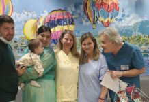 Ζάκυνθος: Βγήκε από τη ΜΕΘ το βρέφος που νοσηλευόταν με μηνιγγίτιδα, φωτογραφία με χαμόγελα