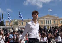 Το ζεϊμπέκικο στην πλατεία Συντάγματος μετά την στρατιωτική παρέλαση που έγινε viral με 1 εκατ. προβολές